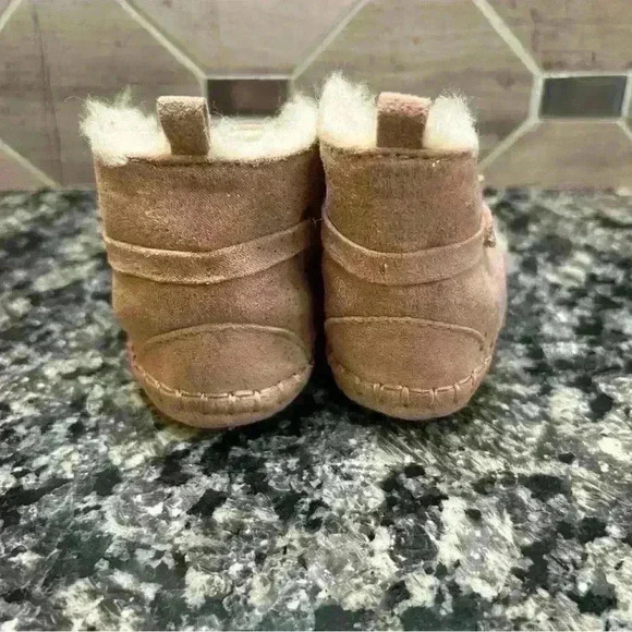 Baby boots Old Navy Faux-Suede Shimmer Faux-Fur Lined Booties for Baby size 2.5 - Picture 4 of 10